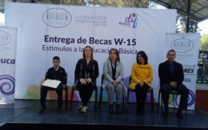 ENTREGA DE BECAS W15